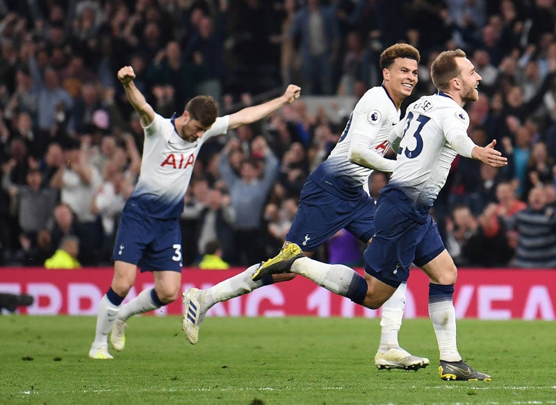 Eriksen celebra un tanto frente al Brighton & Hove Albion