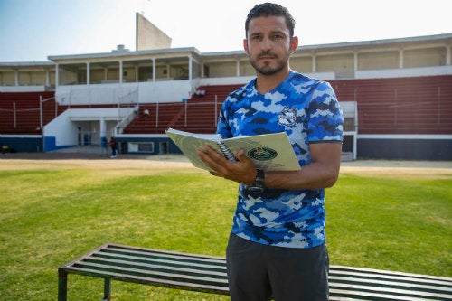 Entrenador de Puebla posa para la cámara de RÉCORD