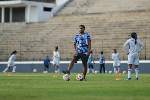 Jorge Gómez dirigiendo un entrenamiento con Puebla Femenil