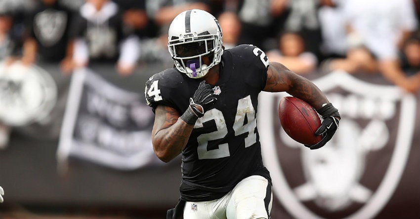 Lynch trata de hacer una anotación en partido de los Oakland Raiders 