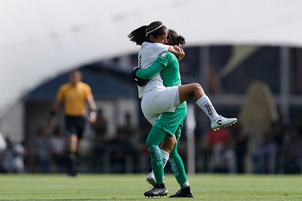 Jugadoras de Pumas celebran gol contra Rayadas