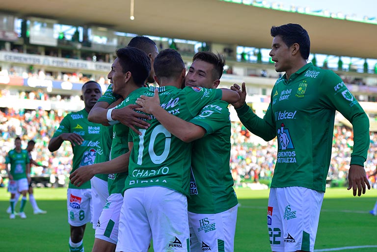 Jugadores de León celebran un gol