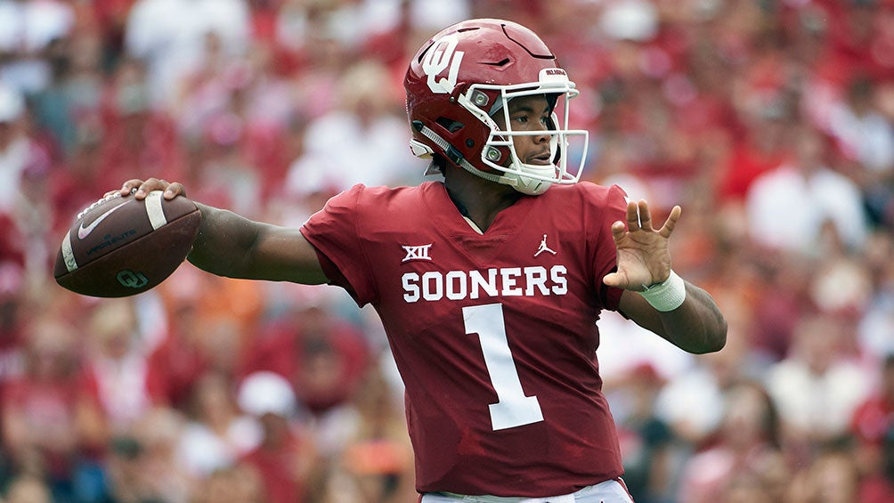 Kyler Murray lanza un pase con Oklahoma