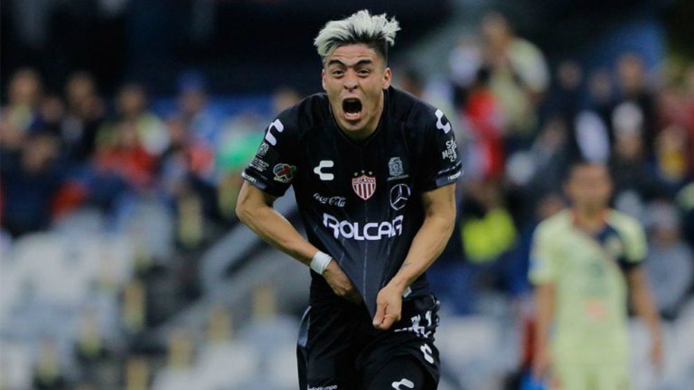 Brian Fernández festejando un gol ante el América 