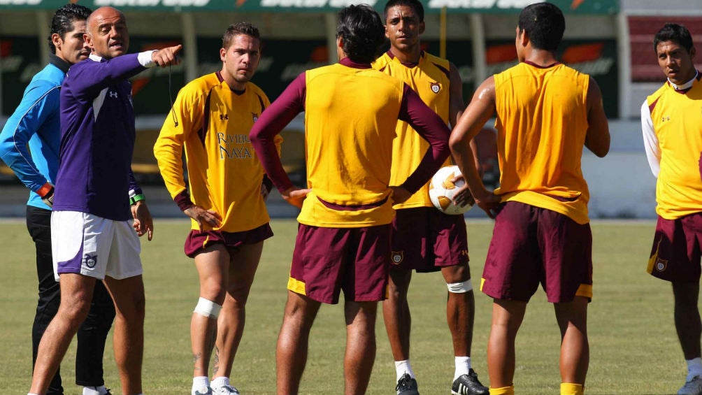 Chelís da instrucciones a jugadores de Tecos 