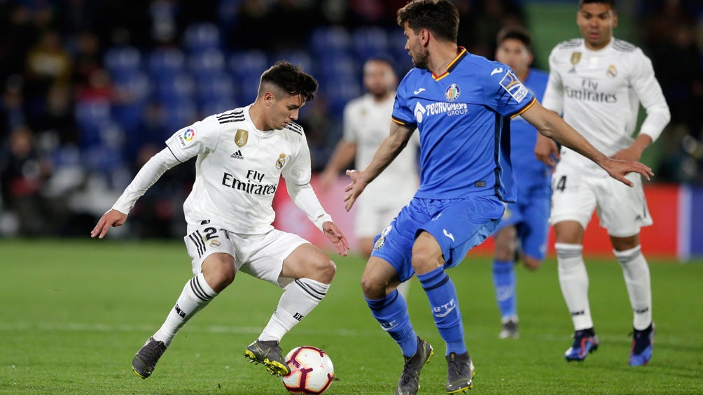 Brahim Díaz disputa el balón ante Leandro Daniel del Getafe