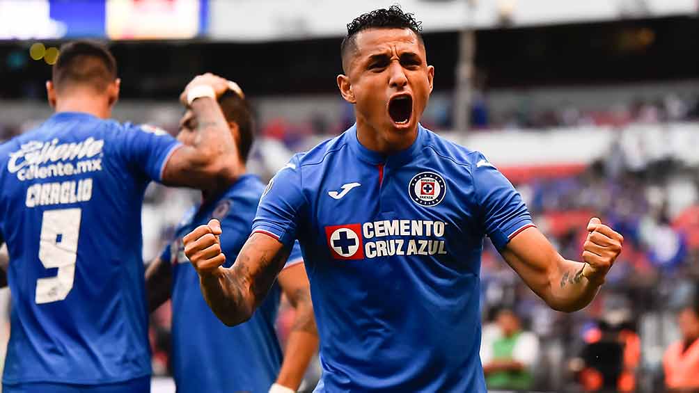 Yoshimar Yotún festeja un gol con Cruz Azul