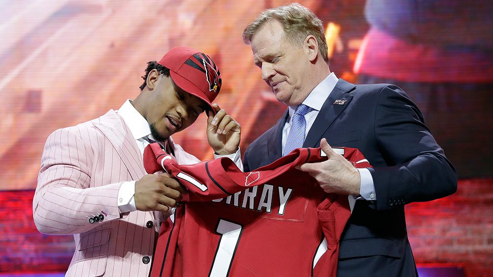 Kyler Murray junto al Comisionado de la NFL