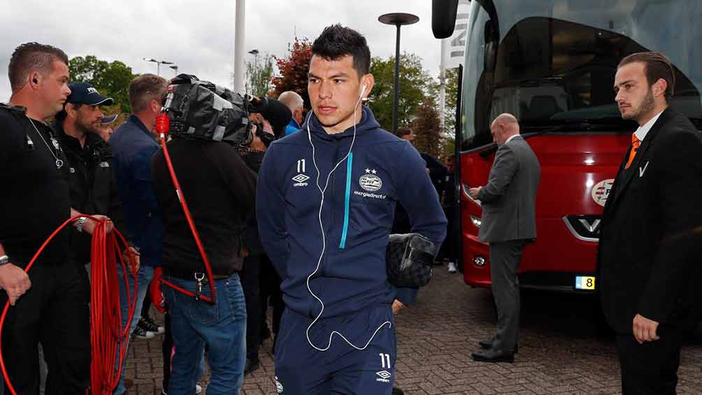 Hirving Lozano llega a un partido con PSV