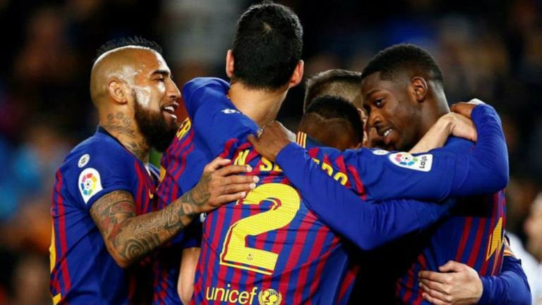 Jugadores del Barcelona celebran victoria en La Liga 