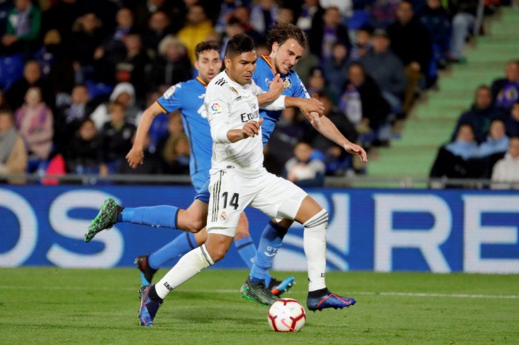 Casemiro conduce el balón ante Ignasi Miquel del Getafe