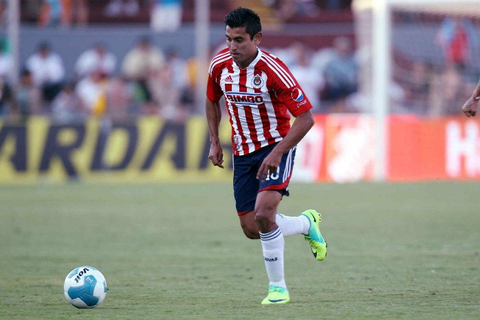 Alberto Medina en duelo con Chivas 