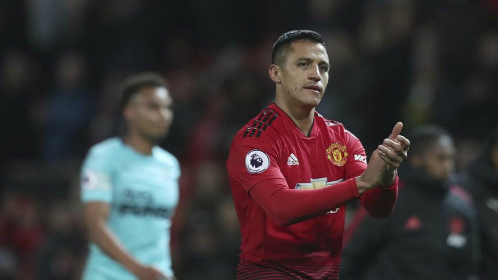 Alexis Sánchez aplaude a la afición del Manchester United 