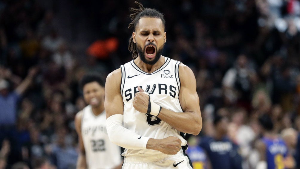 Patty Mills festeja el triunfo de San Antonio