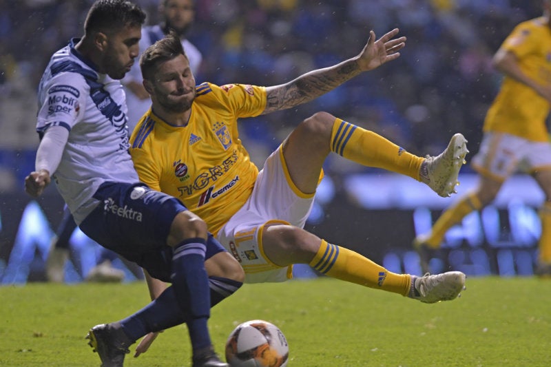 Gignac y Néstor Vidrio disputan un balón