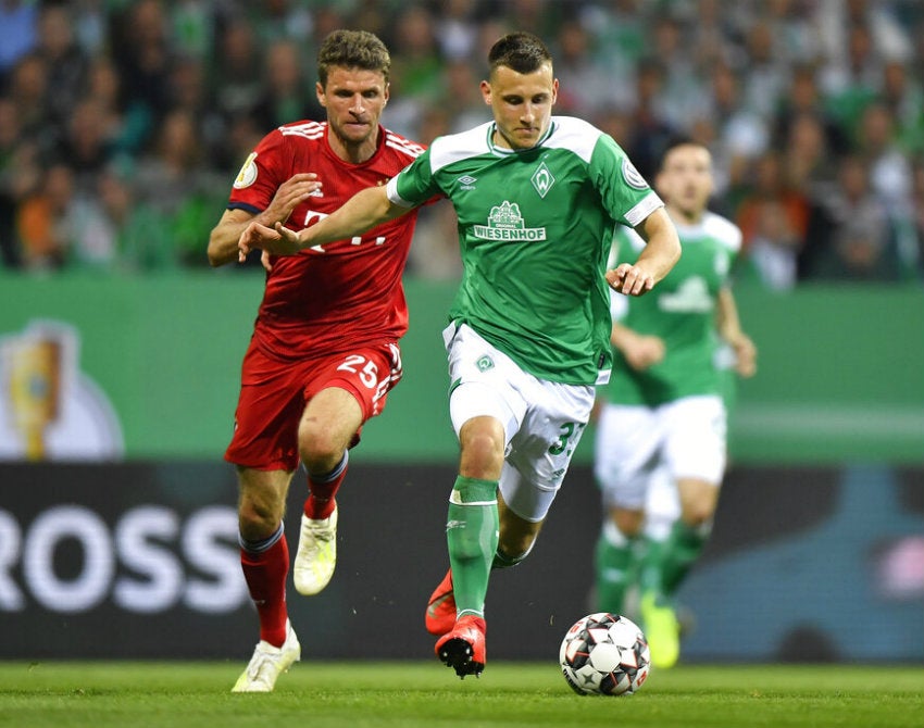 Müller persigue a un rival para quitarle el balón 