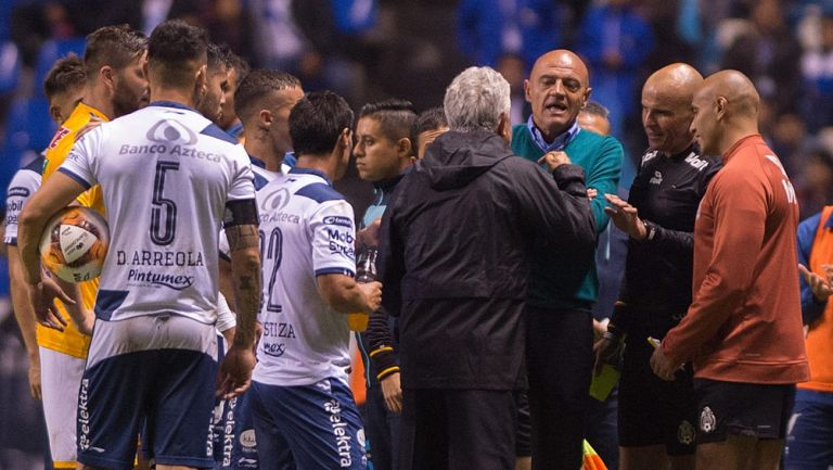 Tuca Ferretti se encaró con el Chelís al término del partido