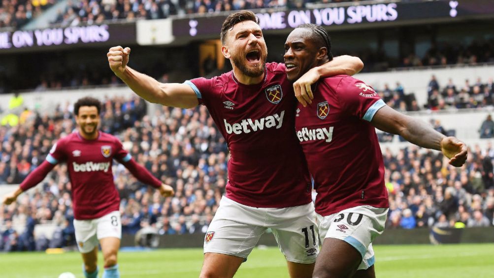 Michail Antonio celebra con Snodgrass su gol vs el Tottenham 