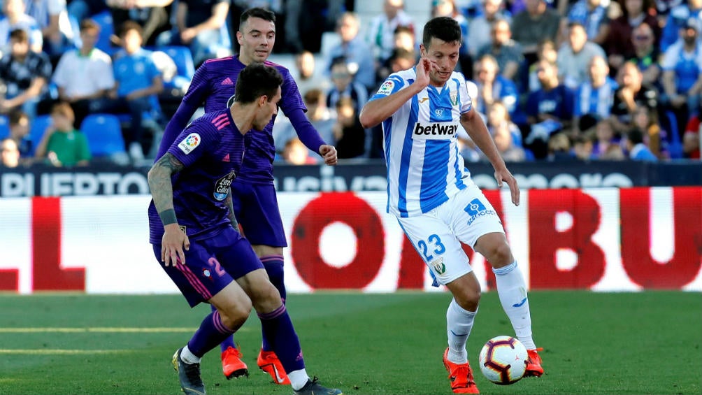 Vesgaa conduce el balón ante dos defensas del Celta de Vigo 