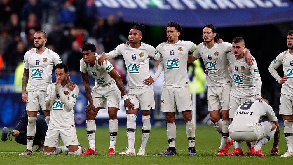 Jugadores del PSG, durante tanda de penaltis contra Rennes