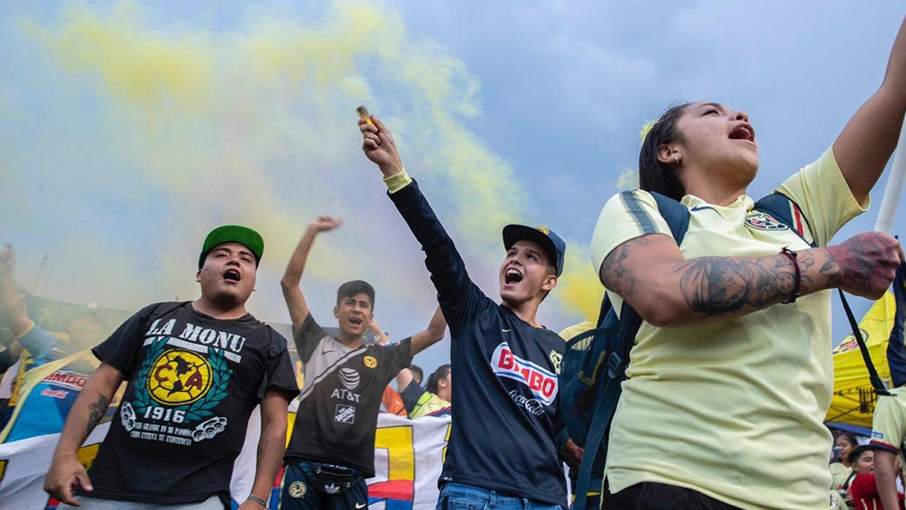 Integrantes de la Monumental lanzan cánticos