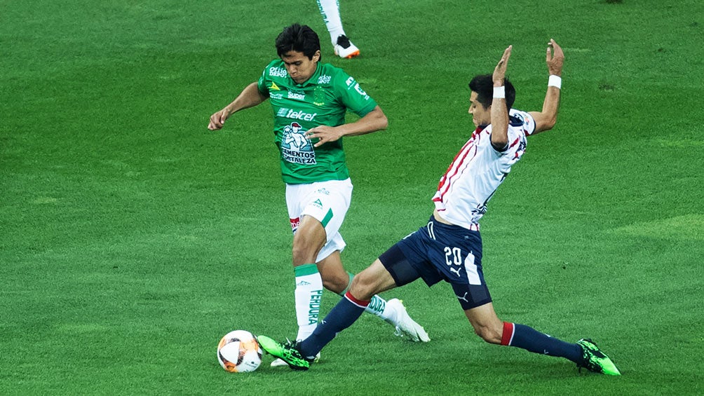 José Juan Macías, disputando un balón con el Guadalajara