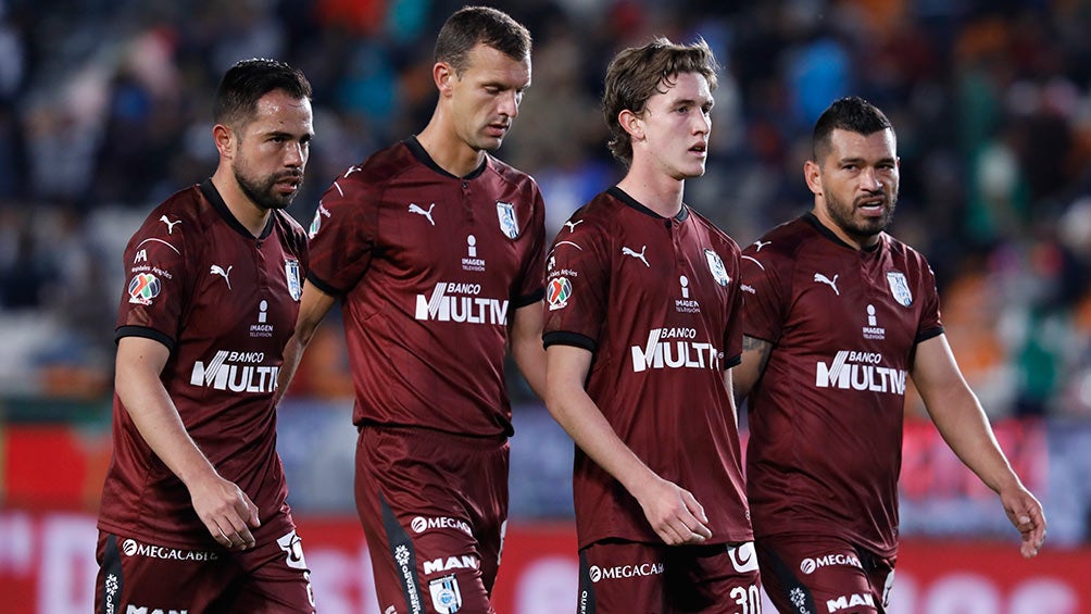 Jugadores de Gallos, en lamento durante un partido