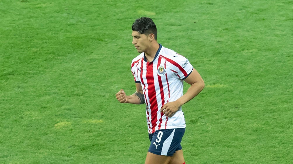 Alan Pulido festeja su gol