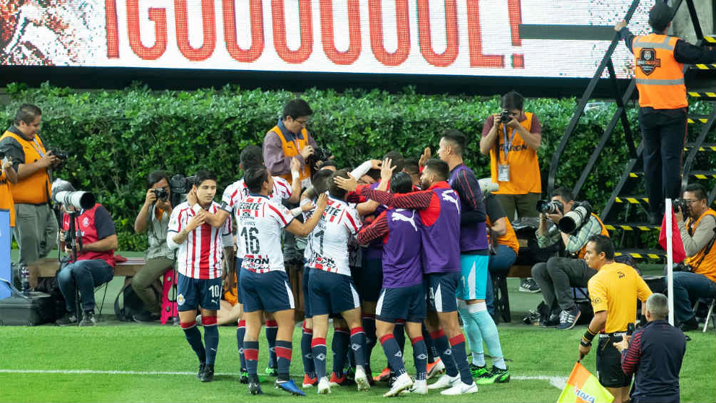 Jugadores de Chivas festejan anotación de Pulido