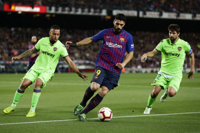 Luis Suárez controla el balón en el partido