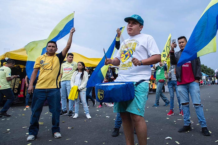 Uno de los integrantes de la Monu toca un tambor