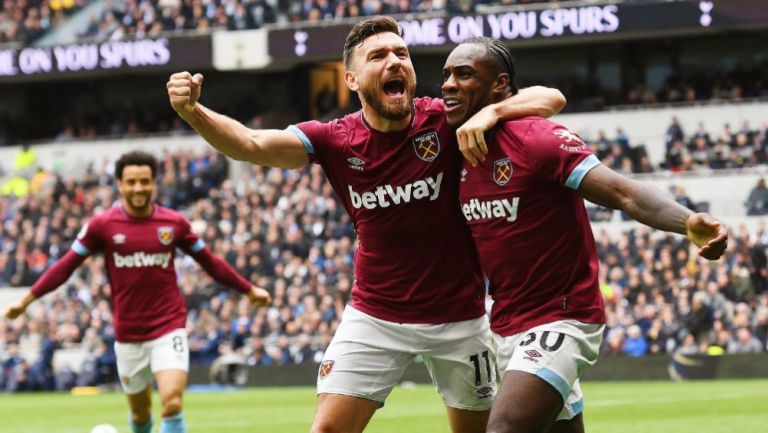 Michail Antonio celebra con Snodgrass su gol vs el Tottenham