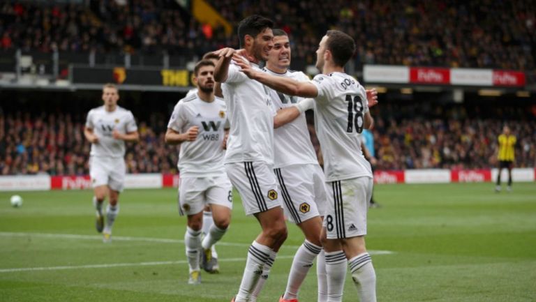 Jiménez festeja con sus compañeros su gol frente al Watford 