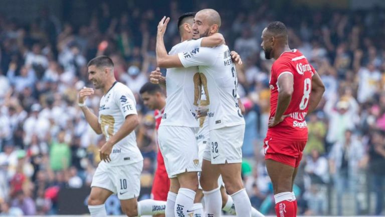 Mora festeja con González su gol frente a Toluca 