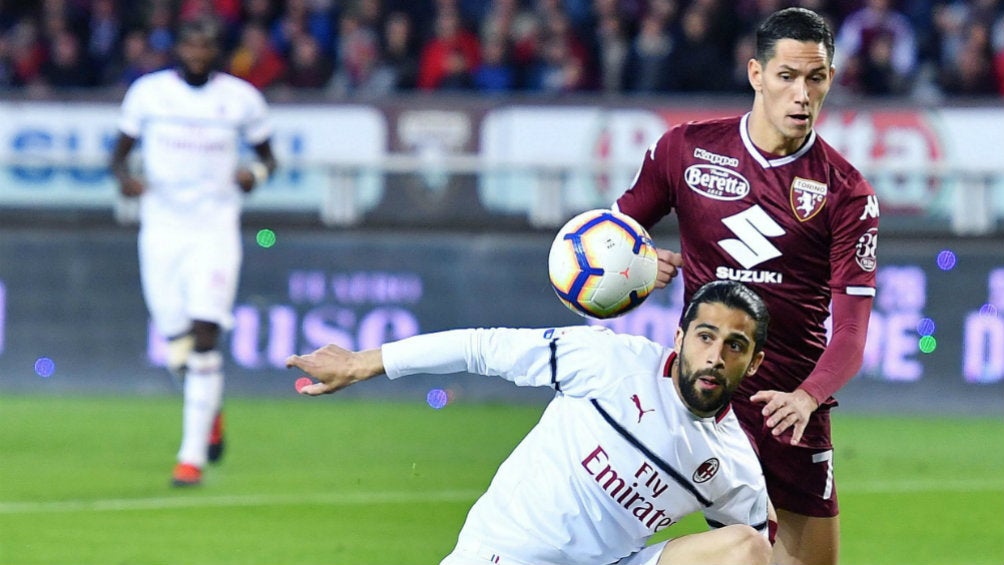 Ricardo Rodríguez y Sasa Lukic disputan un balón