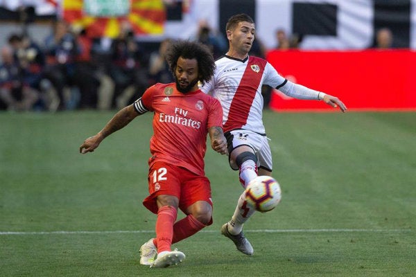 Marcelo pelea el balón 