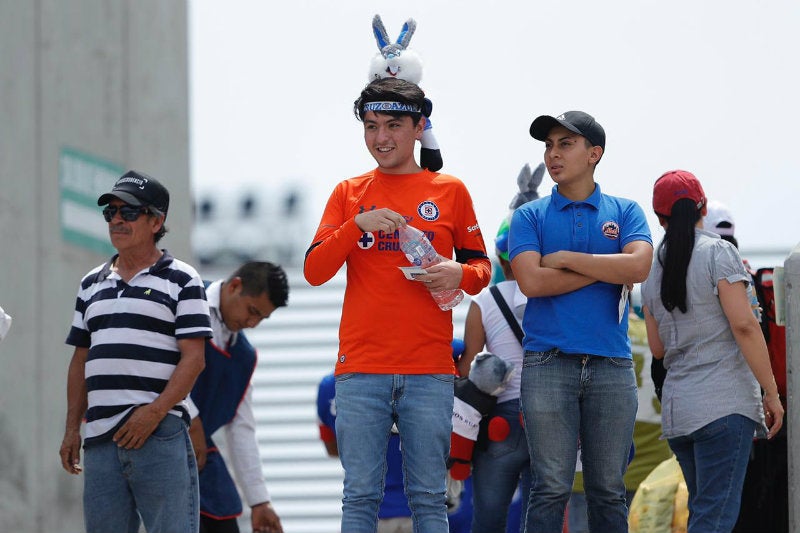 Seguidores de Cruz Azul en las inmediaciones del Universitario BUAP