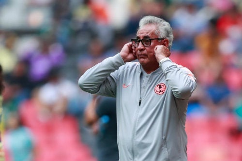 Leonardo Cuéllar durante el partido contra León