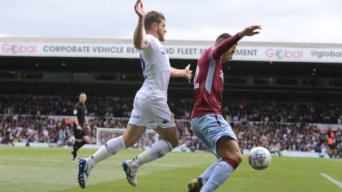 Jugador del Leeds pelea el balón