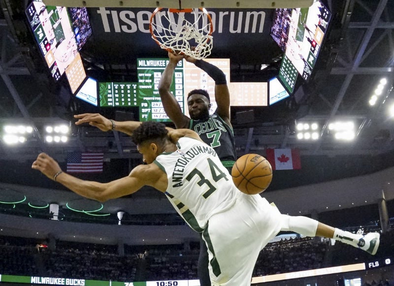 Jaylen Brown clava el balón sobre Giannis Antetokounmpo