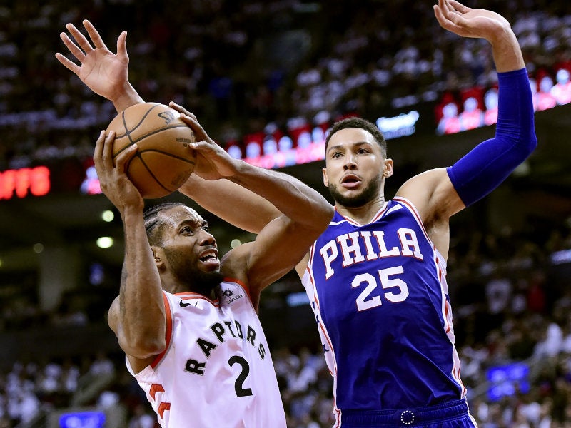 Kawhi Leonard intenta anotar sobre Ben Simmons