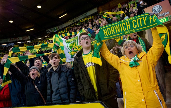 Aficionados del Norwich festejan el ascenso