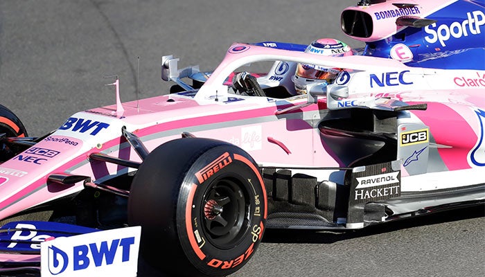 Checo Pérez piloteando su auto 