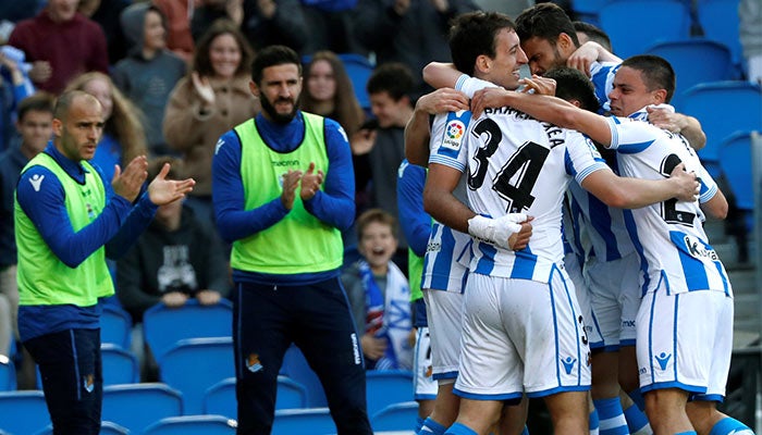 Jugadores de la Real Sociedad en festejo de gol 