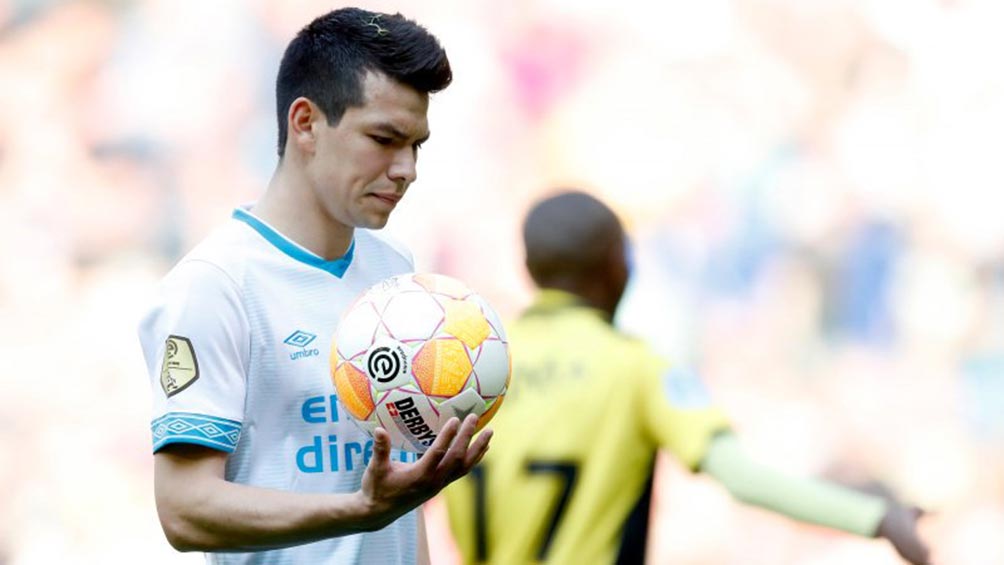 Chucky Lozano en un juego con el PSV 