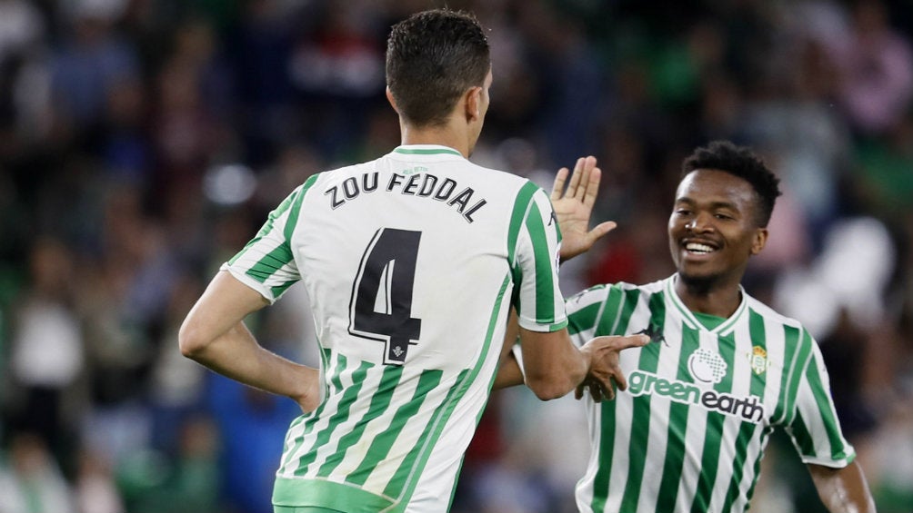 Jugadores de Betis festejan anotación contra el Espanyol