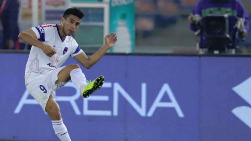 Ulises Dávila en un partido con el Delhi Dynamos de la India 