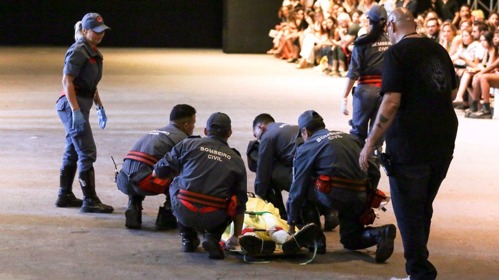 Bomberos auxilian al modelo Tales Soares en la Semana de la Moda en Brasil