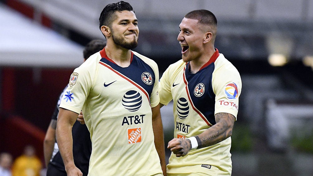 Henry Martín y Nico Castillo celebran un gol ante Necaxa 