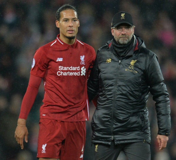 Van Dijk y Jürgen Klopp durante un partido contra el Huddersfield